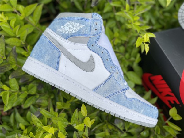 Air Jordan 1 Retro High OG Hyper Royal 