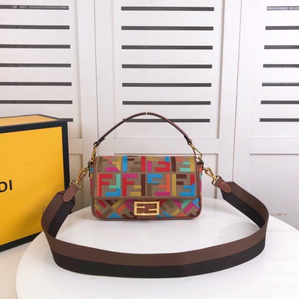 Fendi Baguette Embroidered Canvas Bag - Logo Fendi - Pink 