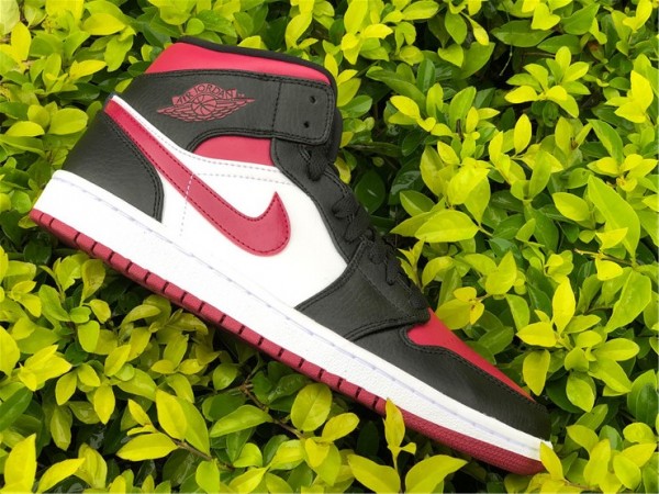 Air Jordan 1 Mid Bred Toe