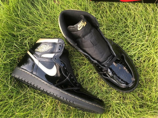 Air Jordan 1 Retro High Black Metallic Gold (2020) 