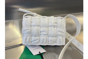 Bottega Veneta winkled cassette mini shoulder bag - White 736253